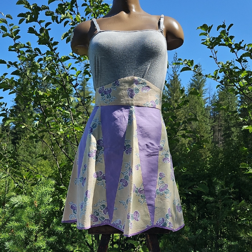 VINTAGE Purple and Cream Thissel  PRINT Women's APRON